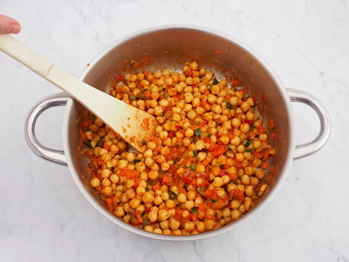 Añadir a la cazuela los garbanzos cocidos para los garbanzos guisados