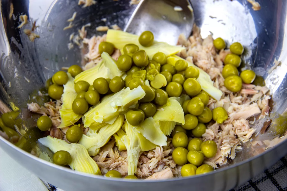 Sándwich de ensaladilla estilo Rodilla 2 Añadir a la mezcla las alcachofas y los guisantes para el sándwich de ensaladilla estilo Rodilla *