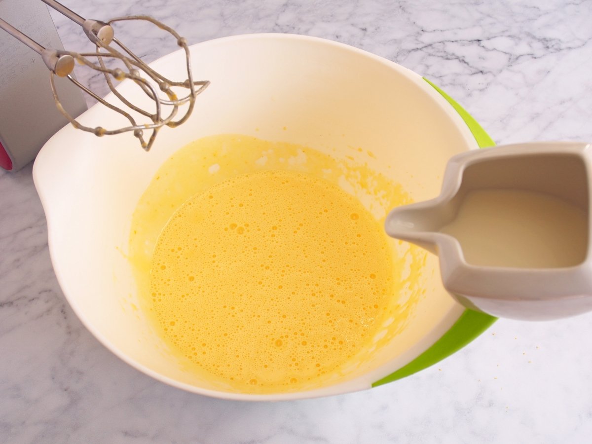 Añadir aceite de girasol, leche y zumo de limón