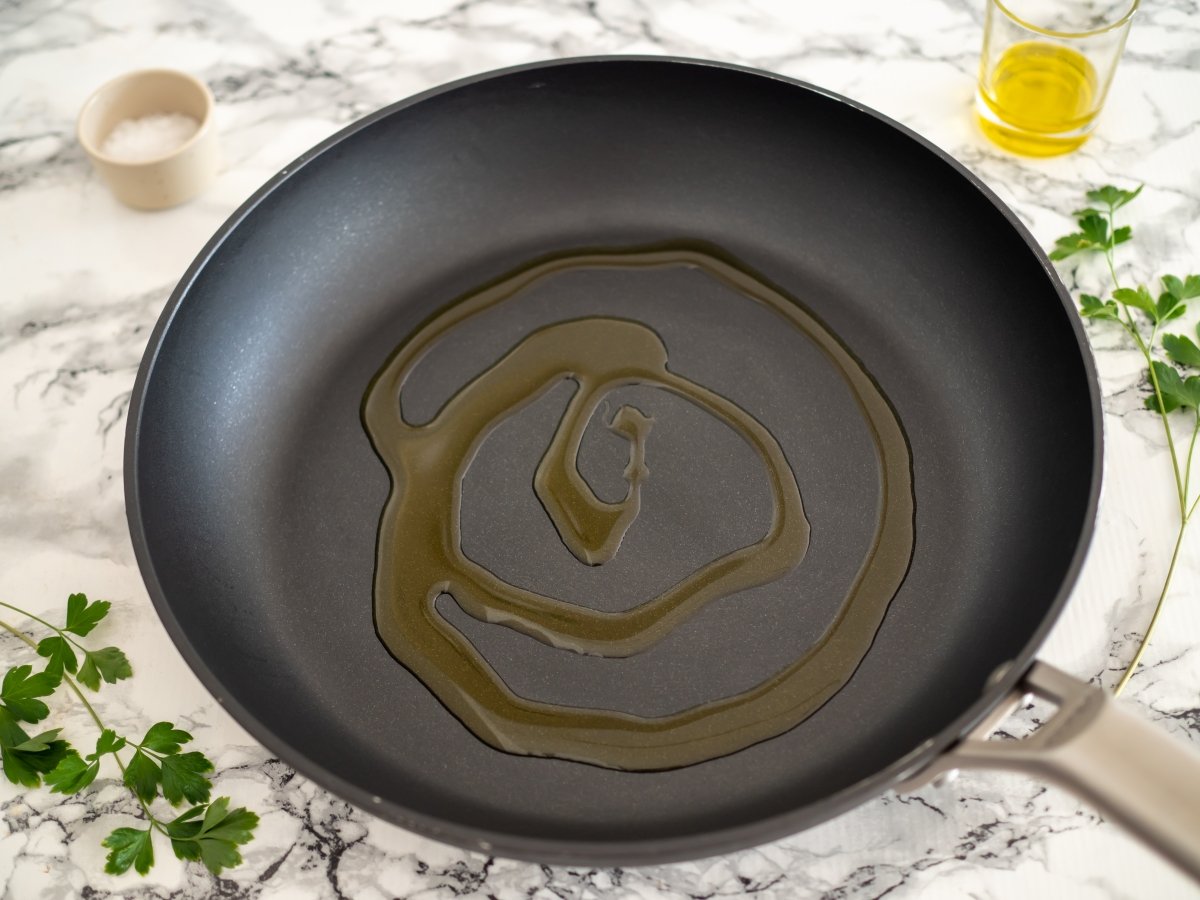 Añadir aceite de oliva virgen extra a la plancha o sartén para los carabineros a la plancha