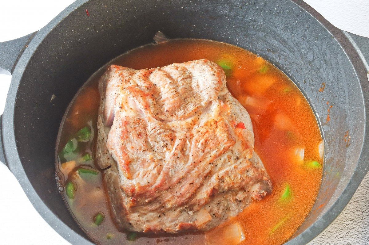 Añadir agua a la cabezada de cerdo para hacerla en salsa