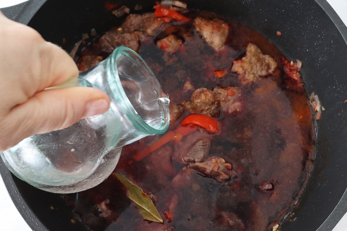Añadir agua al goulash húngaro