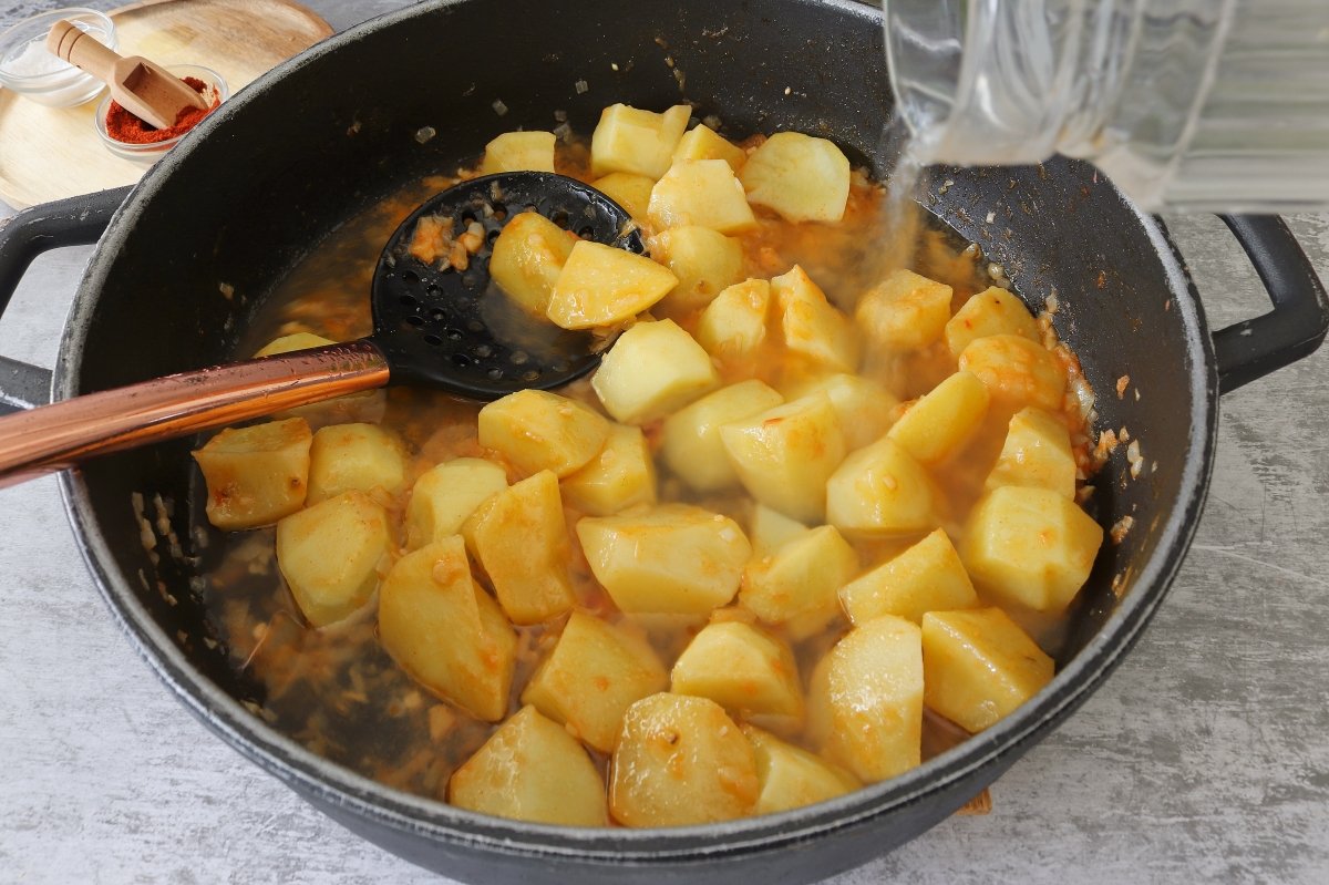 Añadir agua guiso de merluza con patatas