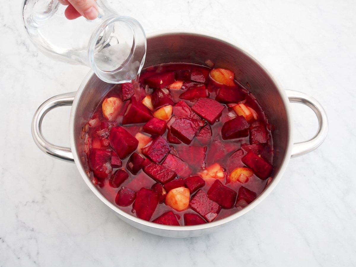 Añadir agua para cocinar la crema de remolacha