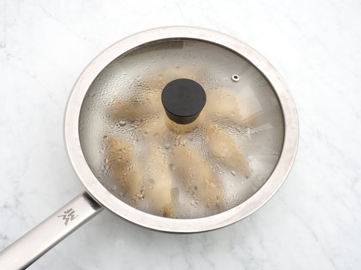 Añadir agua para cocinar las gyozas