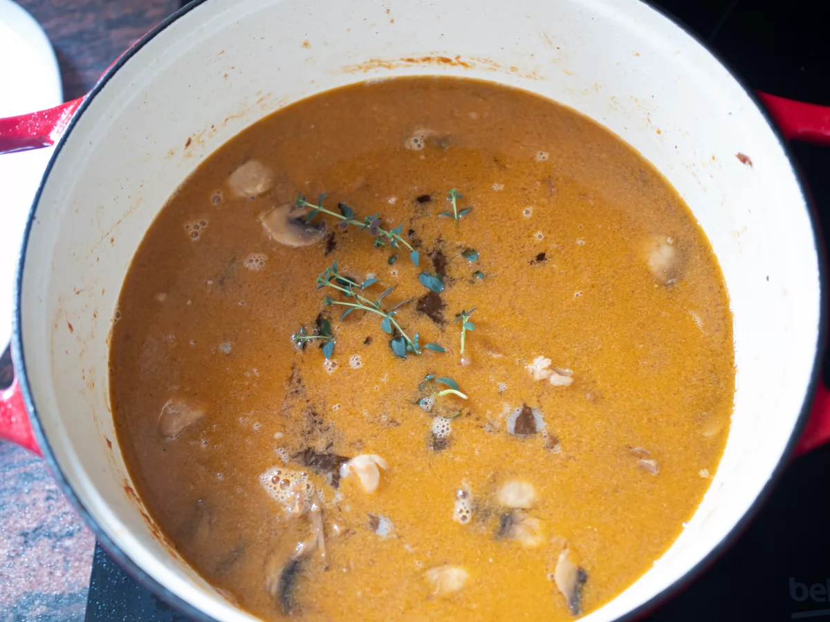 Añadir agua y tomillo para el arroz caldoso de conejo *