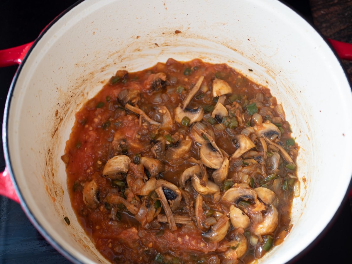 Añadir ajo, pimentón y tomate para el arroz caldoso de conejo