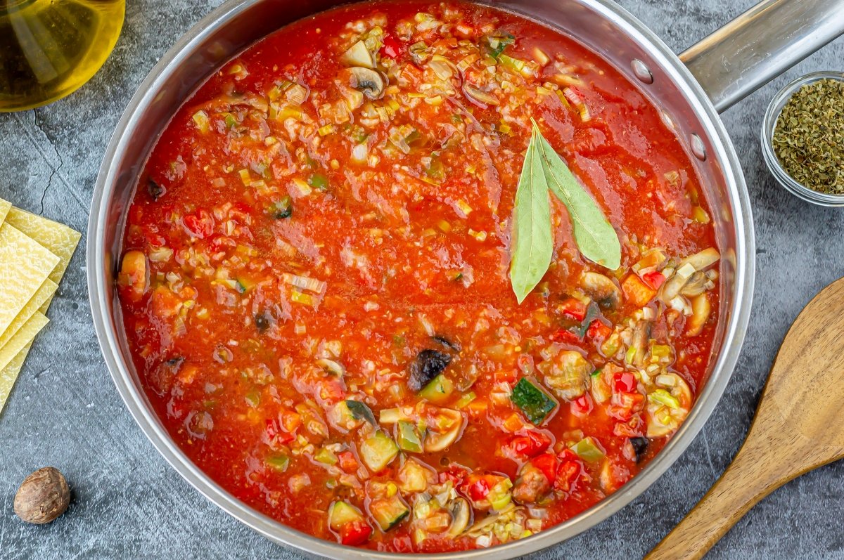 Añadir al sofrito el calabacín, los champiñones y la salsa de tomate