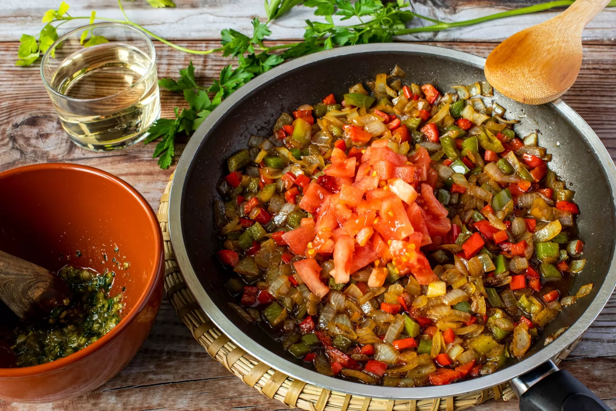 Añadir al sofrito el concentrado de tomate y el tomate pelado para hacer la salsa de las albóndigas