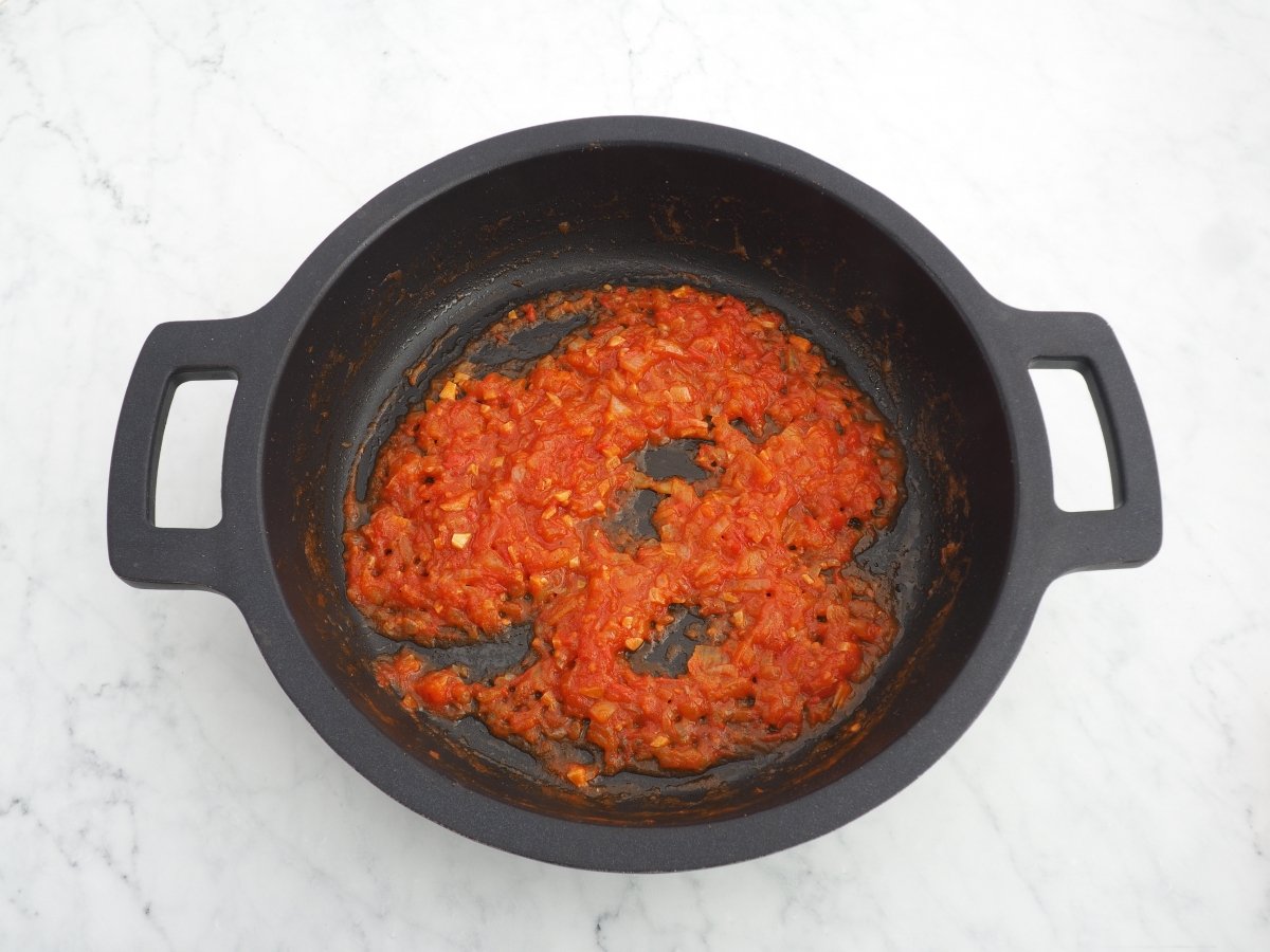 Añadir al sofrito el pimentón y el tomate
