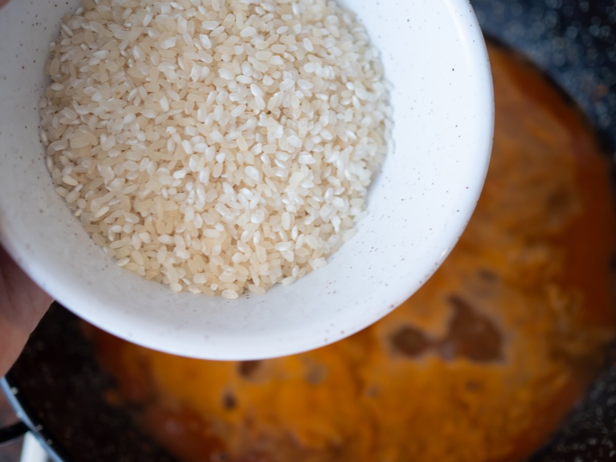 Añadir arroz al Arroz con chipirones