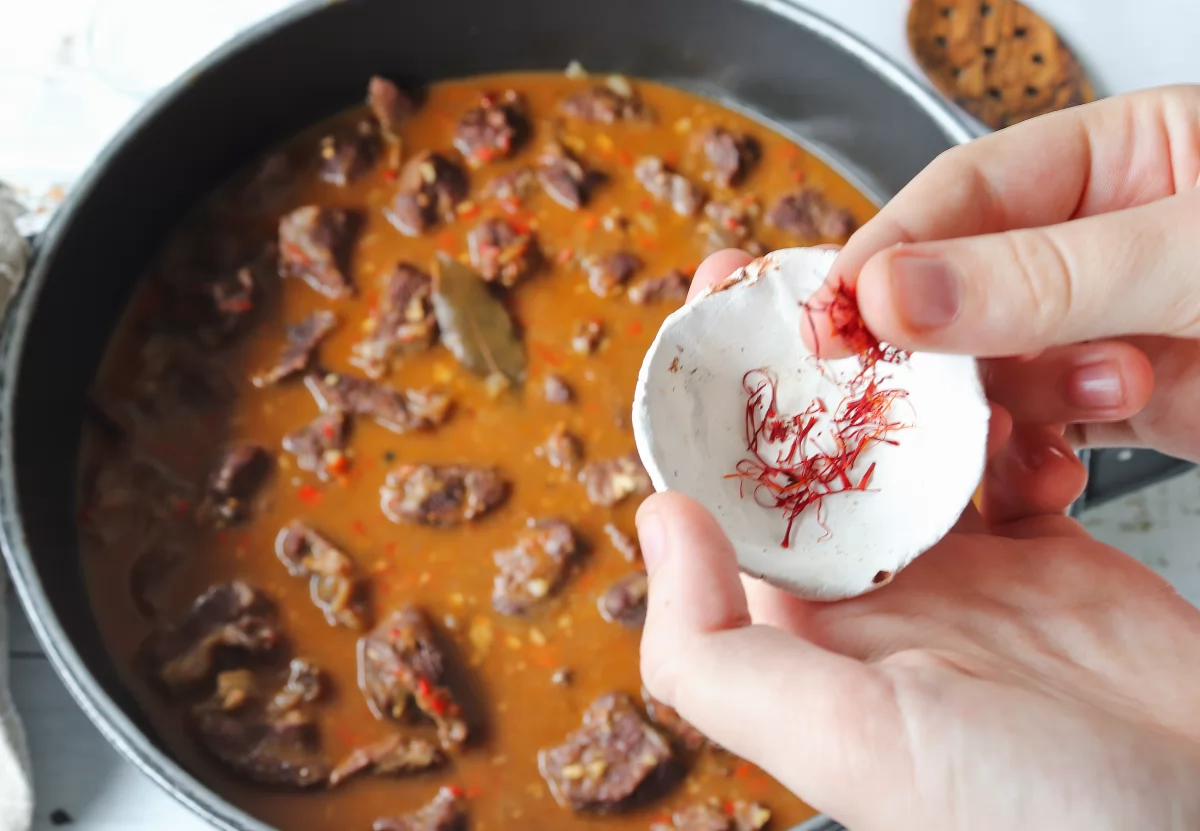 Añadir azafrán caldereta de carne de ternera