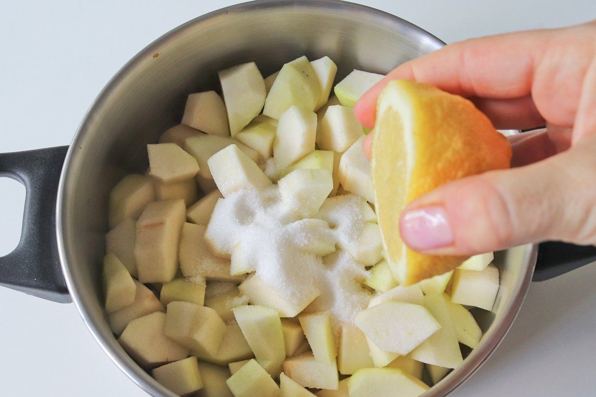 Añadir azúcar y limón compota de pera