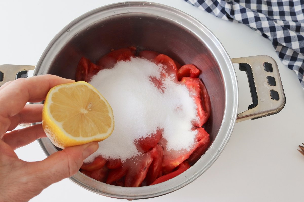 Añadir azúcar y limón mermelada de tomate