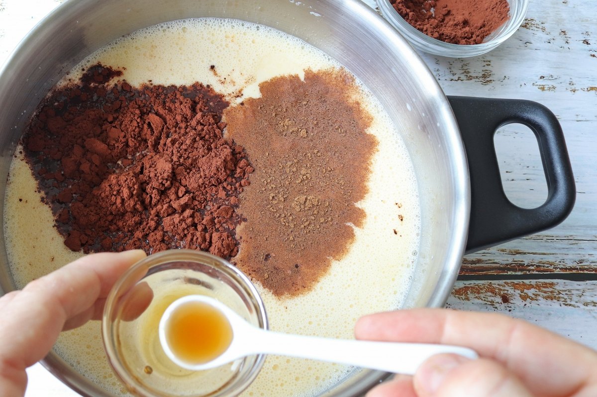 Añadir cacao, canela y vainilla marquesa de chocolate
