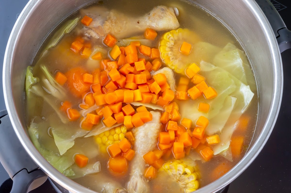 Añadir calabaza al sancocho colombiano