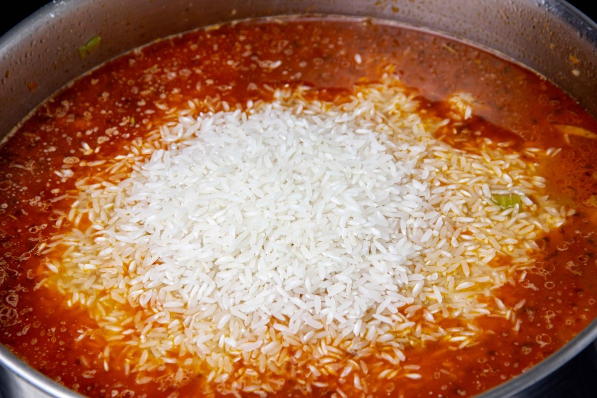 Añadir caldo y arroz para el jambalaya