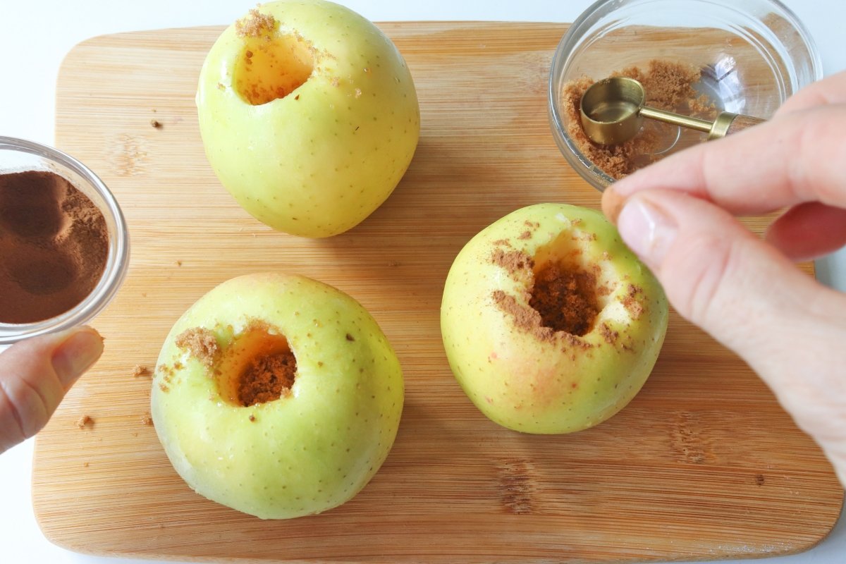 Añadir canela manzanas asadas al microondas