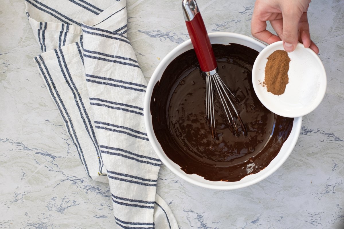 Añadir canela y sal tarta de chocolate y galletas