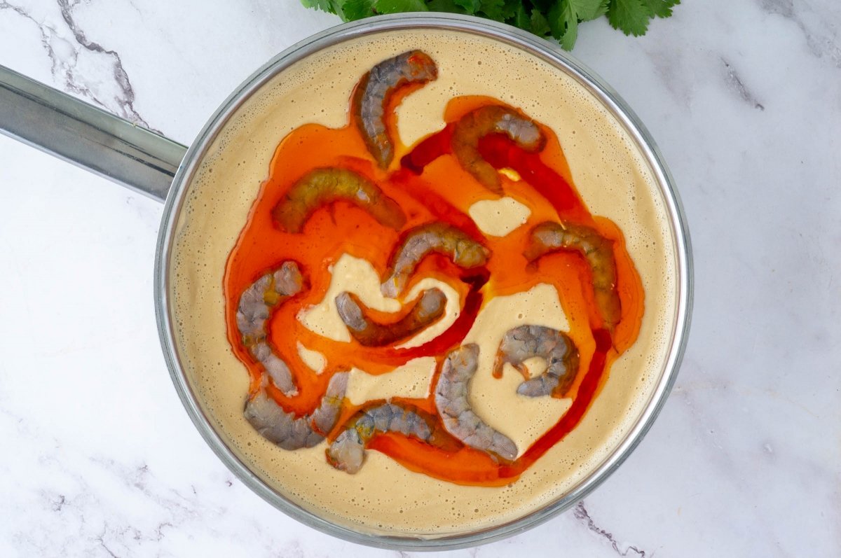 Añadir el aceite de dendê del vatapá