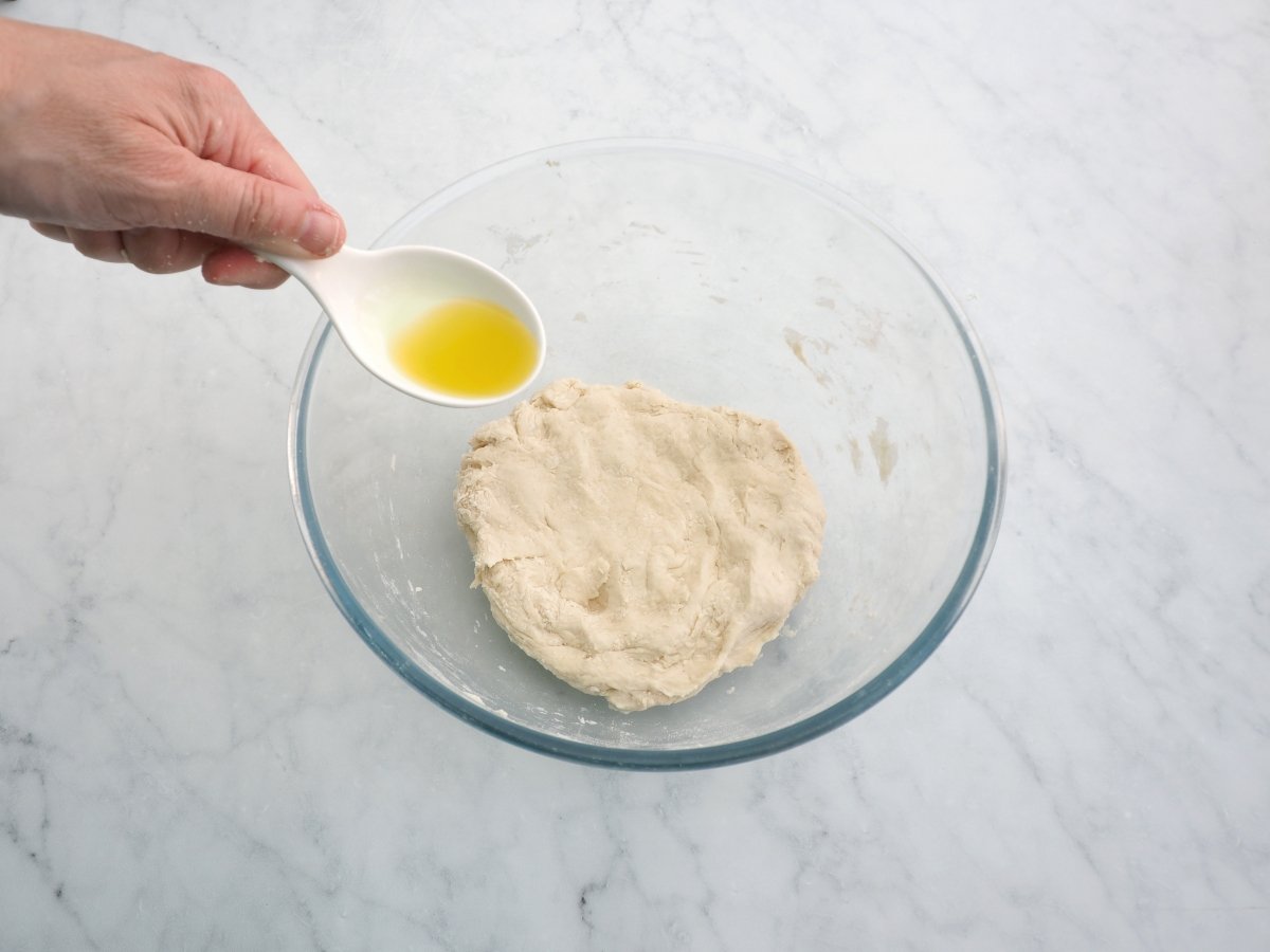 Añadir el aceite de oliva a la masa