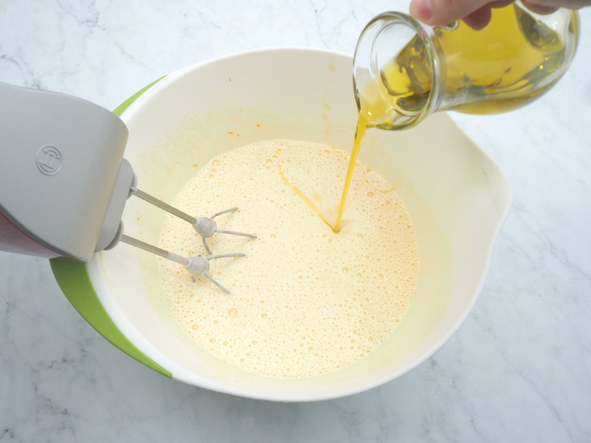 Añadir el aceite de oliva en forma de hilo