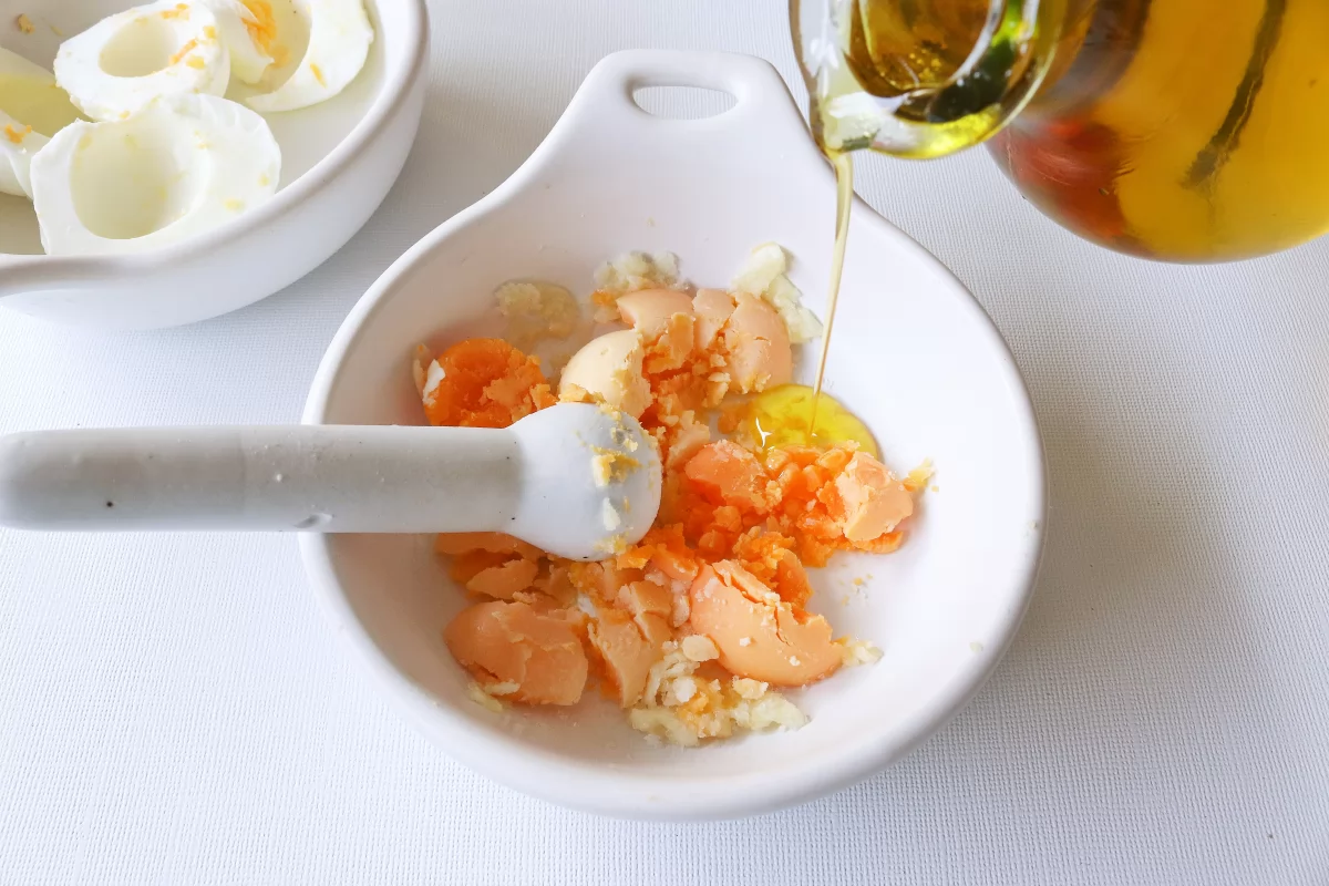 Añadir el aceite de oliva virgen extra al majado de la pipirrana *