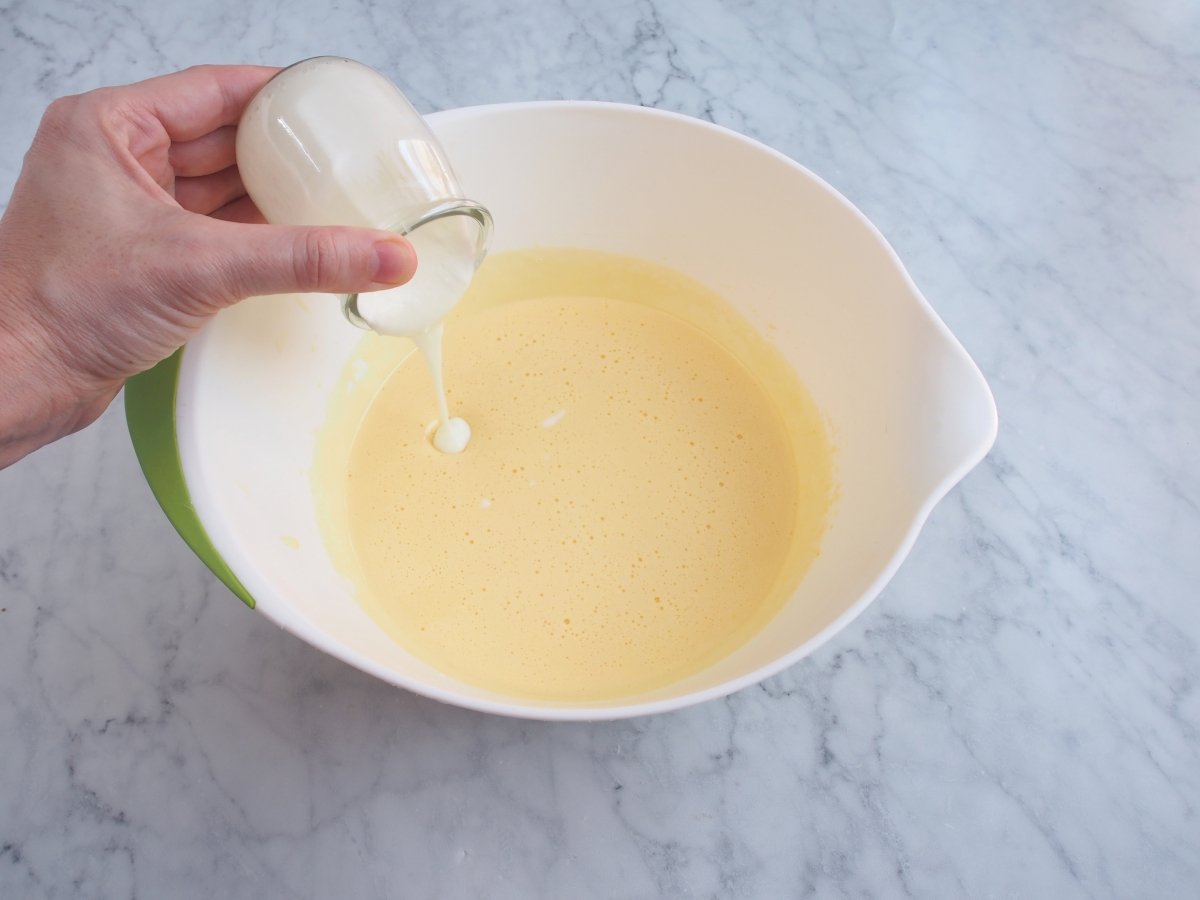 Añadir el aceite y el yogur a la masa del bizcocho marmolado
