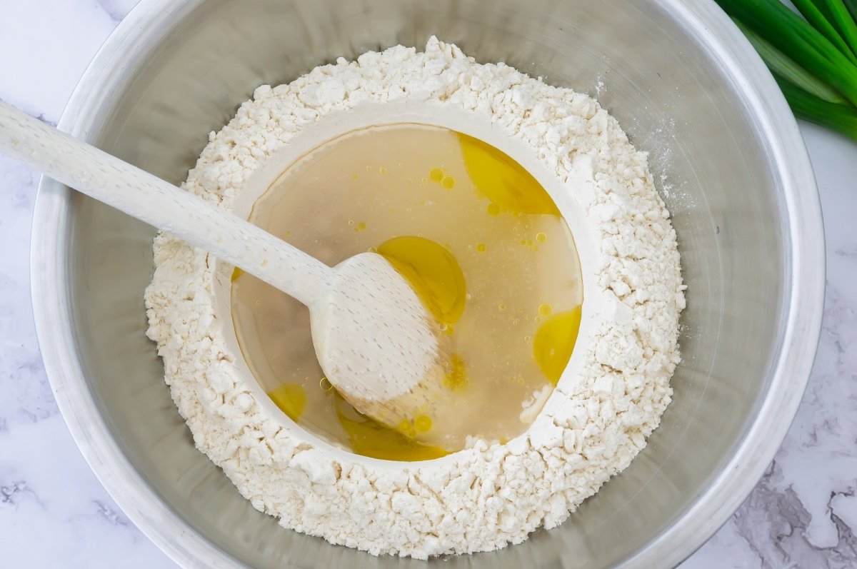 Añadir el agua a la masa de los baozi