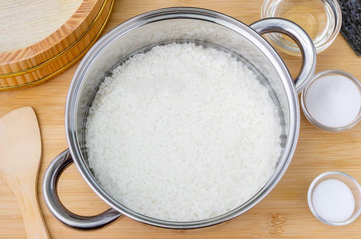 Añadir el agua al arroz para sushi