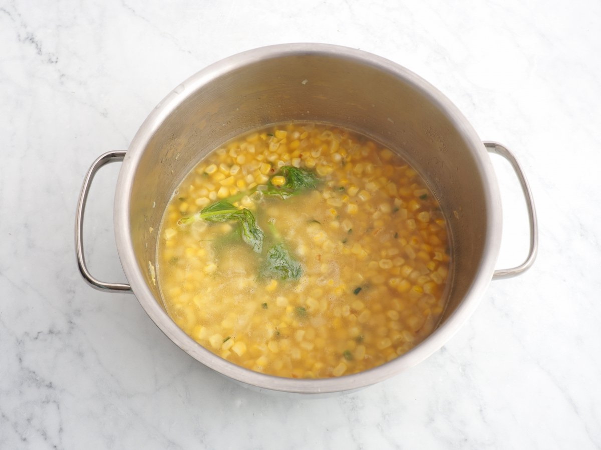 Añadir el agua para cocer el maíz