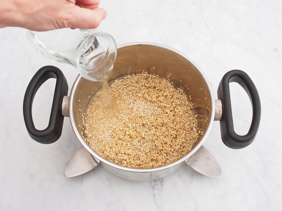 Añadir el agua para cocer la quinoa para la ensalada