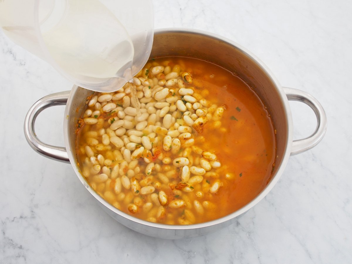 Añadir el agua para cocinar la loubia