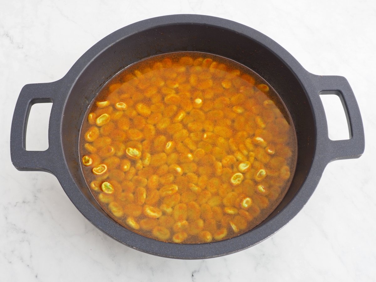 Añadir el agua para cocinar las habas