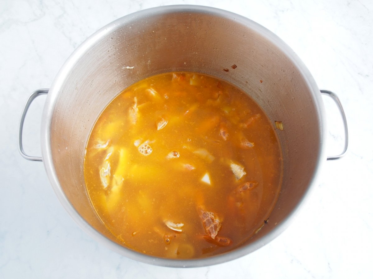 Añadir el agua para el caldo de la sopa de marisco