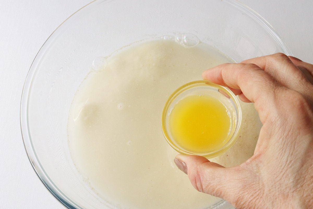 Añadir el agua y la mantequilla a las arepas venezolanas