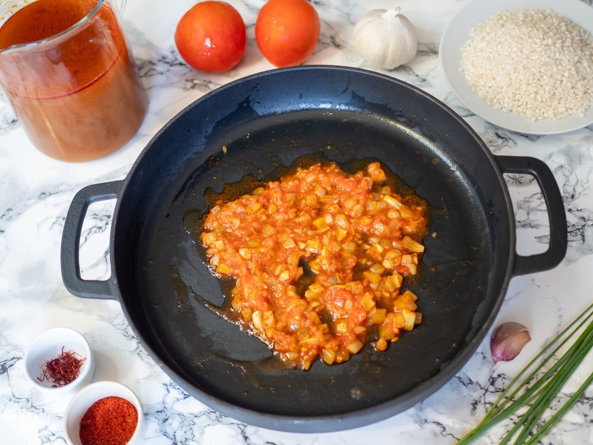 Añadir el ajo, pimentón y tomate para el arroz con sepia y gambas