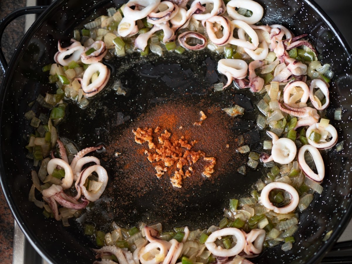 añadir el ajo y el pimentón para el arroz con calamares
