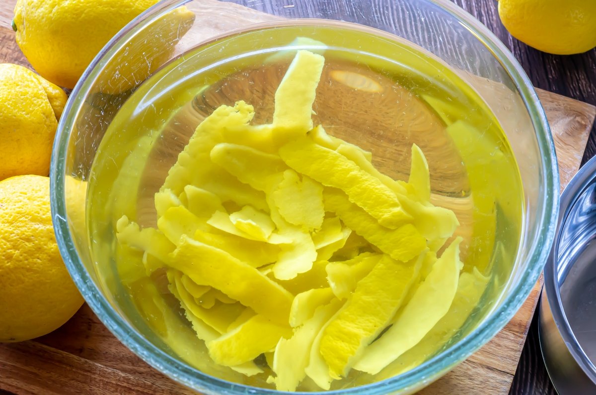 Añadir el almíbar a las cáscaras de limón maceradas