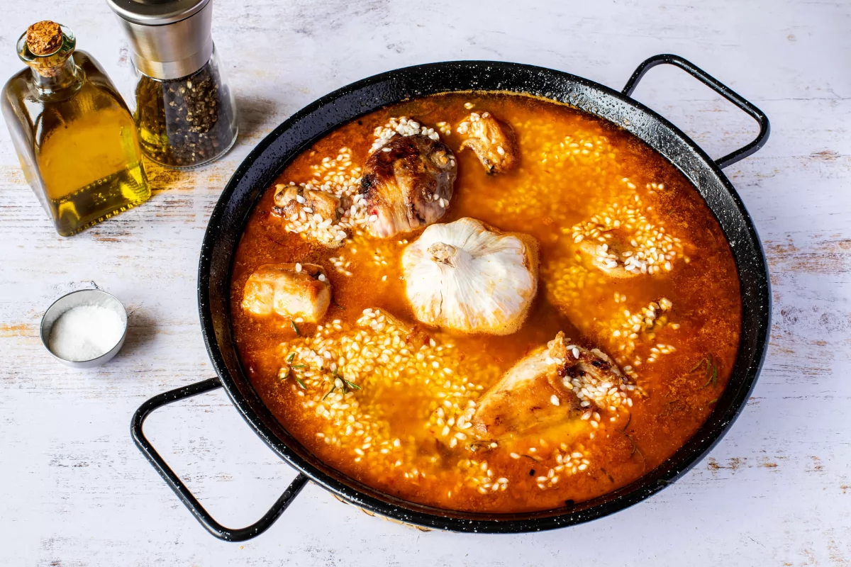 Arroz con conejo 8 Añadir el arroz a la cazuela y cocinar el arroz con conejo