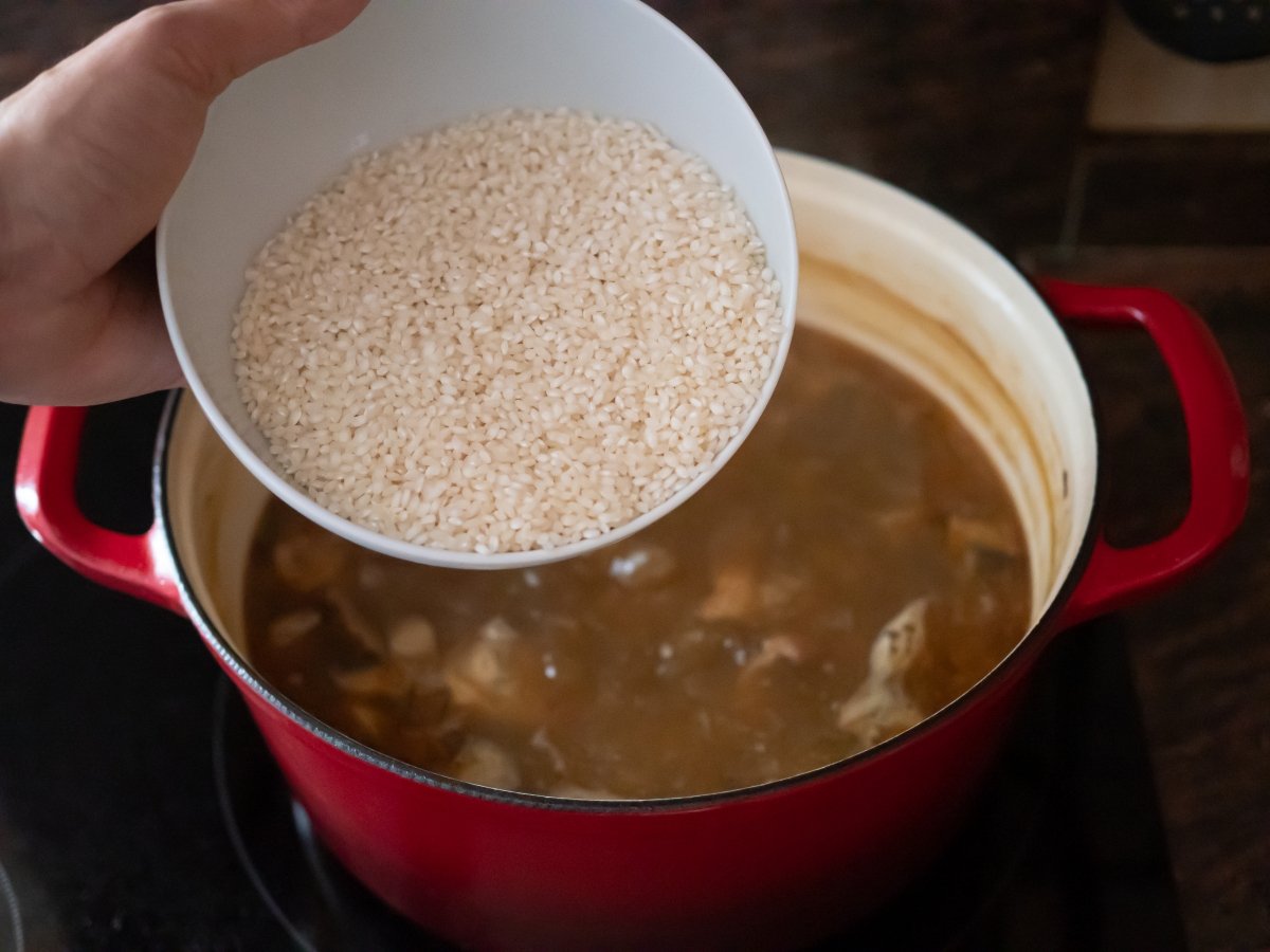 Añadir el arroz al arroz caldoso de conejo