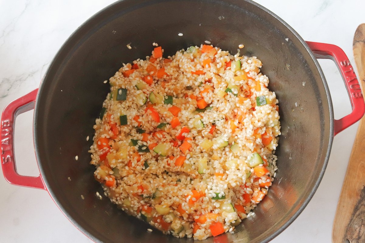 Añadir el arroz al sofrito de verduras