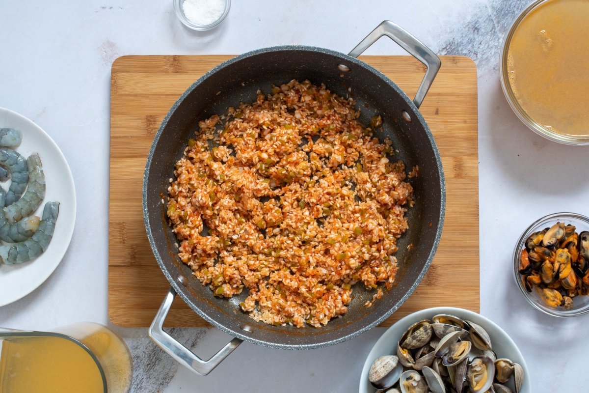 Añadir el arroz al sofrito