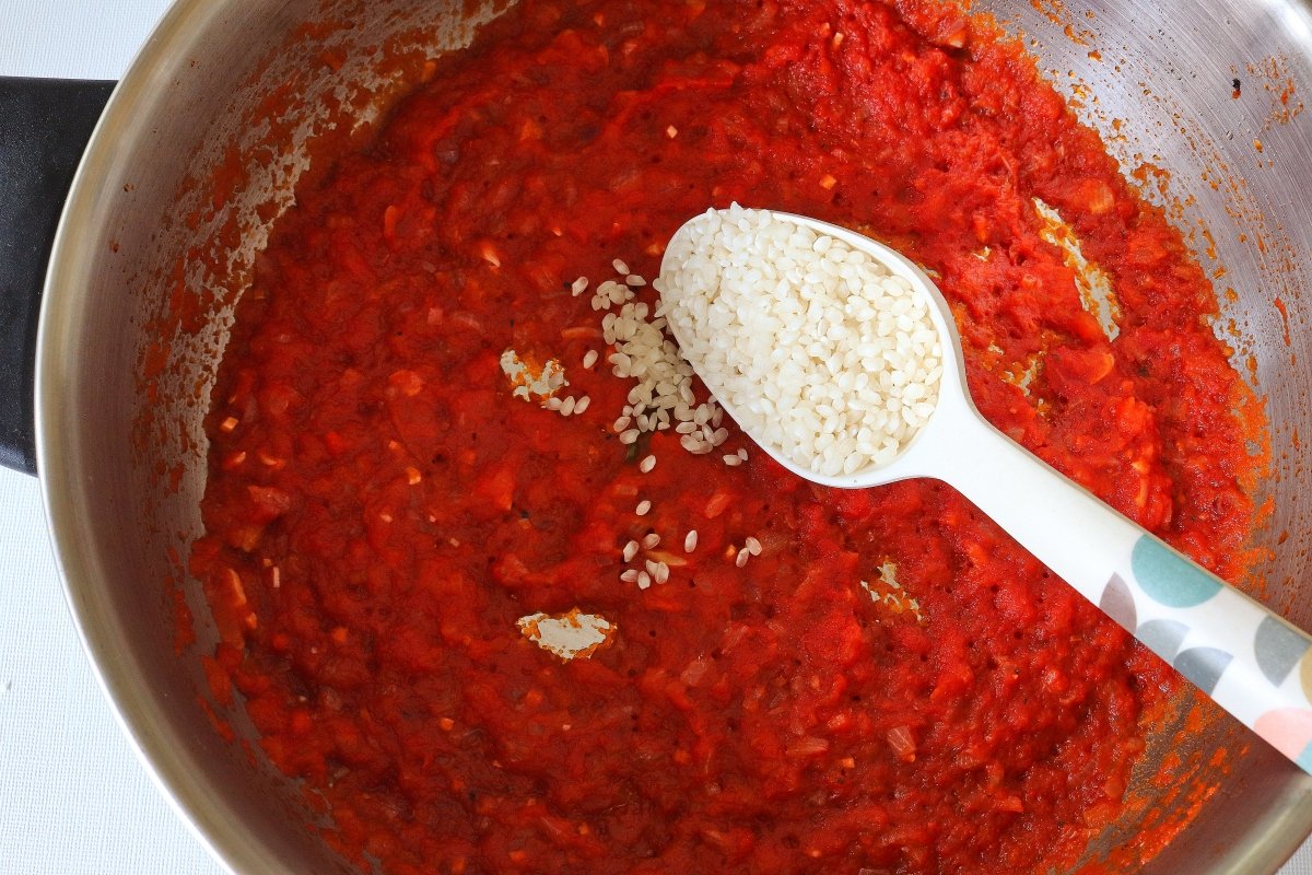 Añadir el arroz al tomate frito