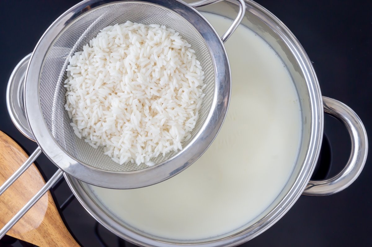 Añadir el arroz del khir a la leche