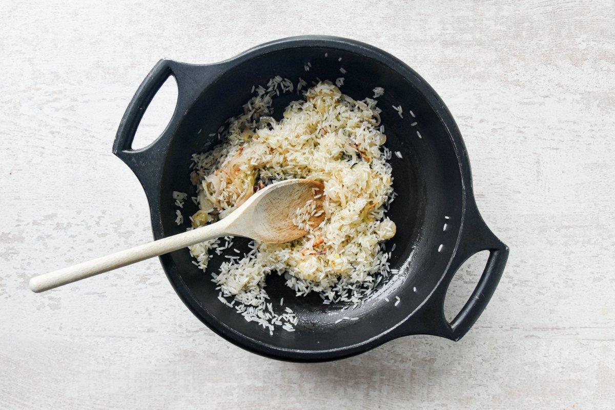 Añadir el arroz escurrido y la sal. Remover con mucha delicadeza