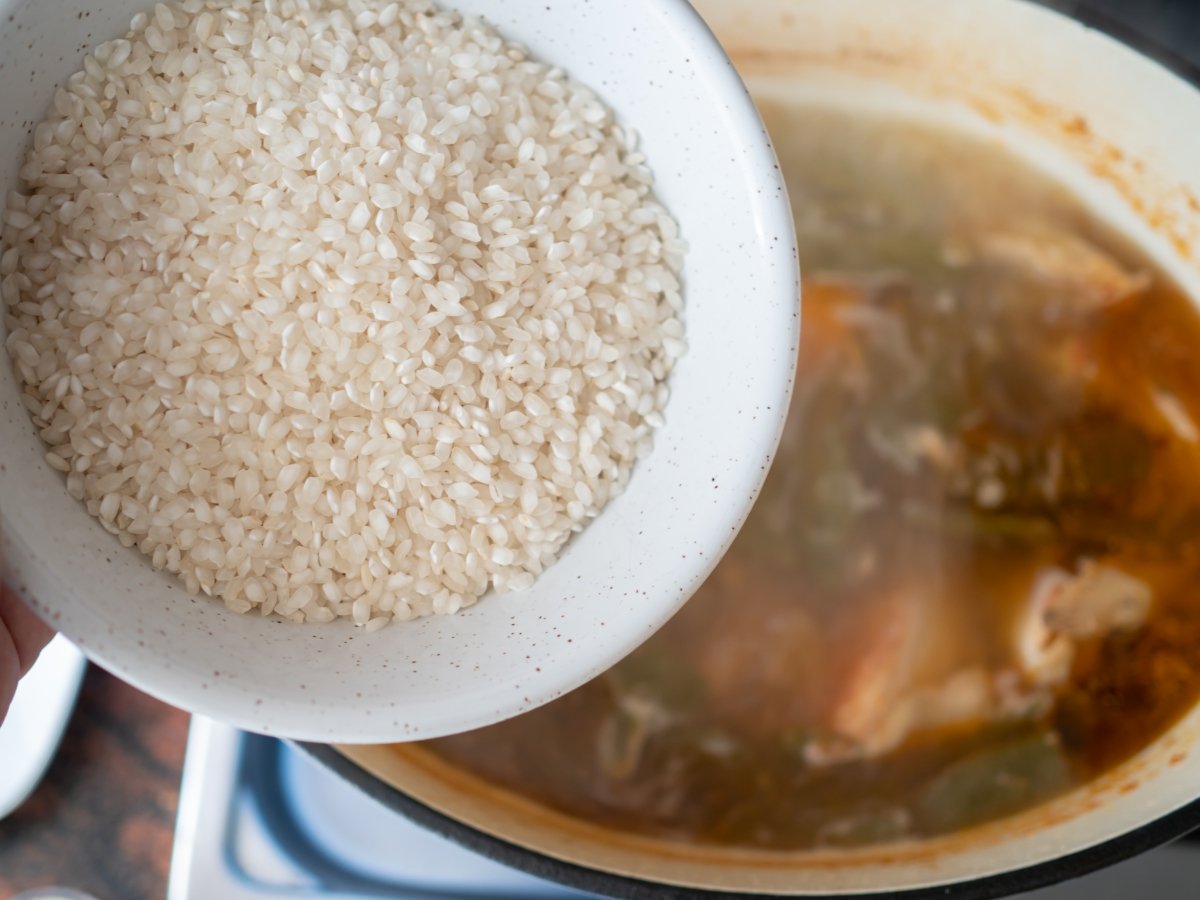 Añadir el arroz para el arroz caldoso de pollo