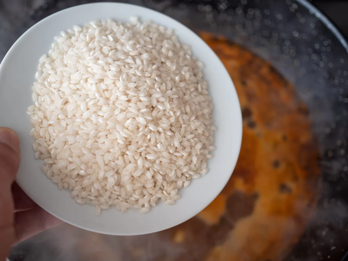 Añadir el arroz para el arroz con gambas