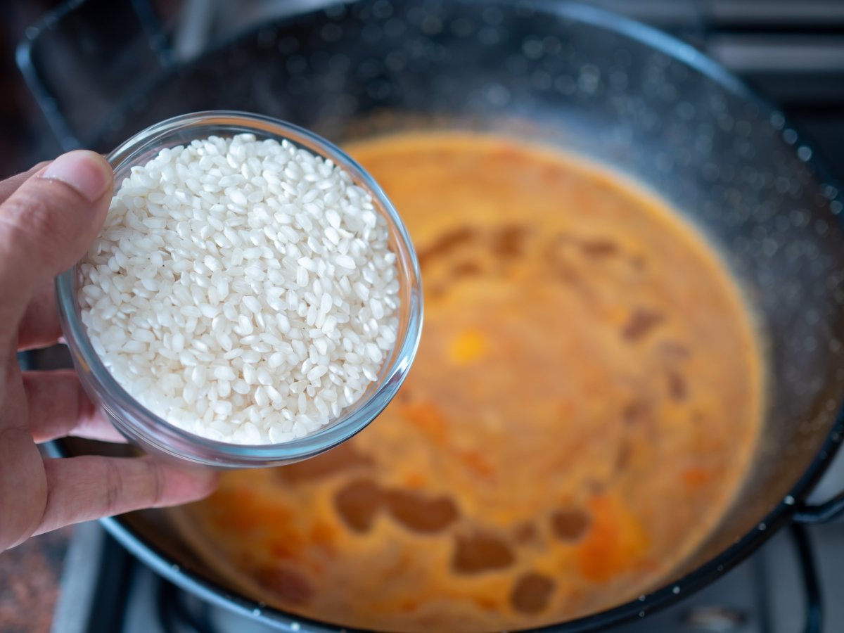 Añadir el arroz para el arroz con marisco