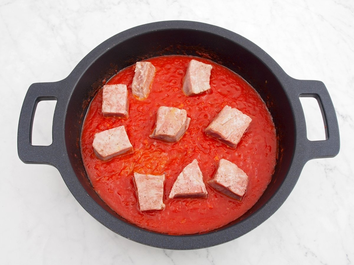 Añadir el atún a la salsa de tomate